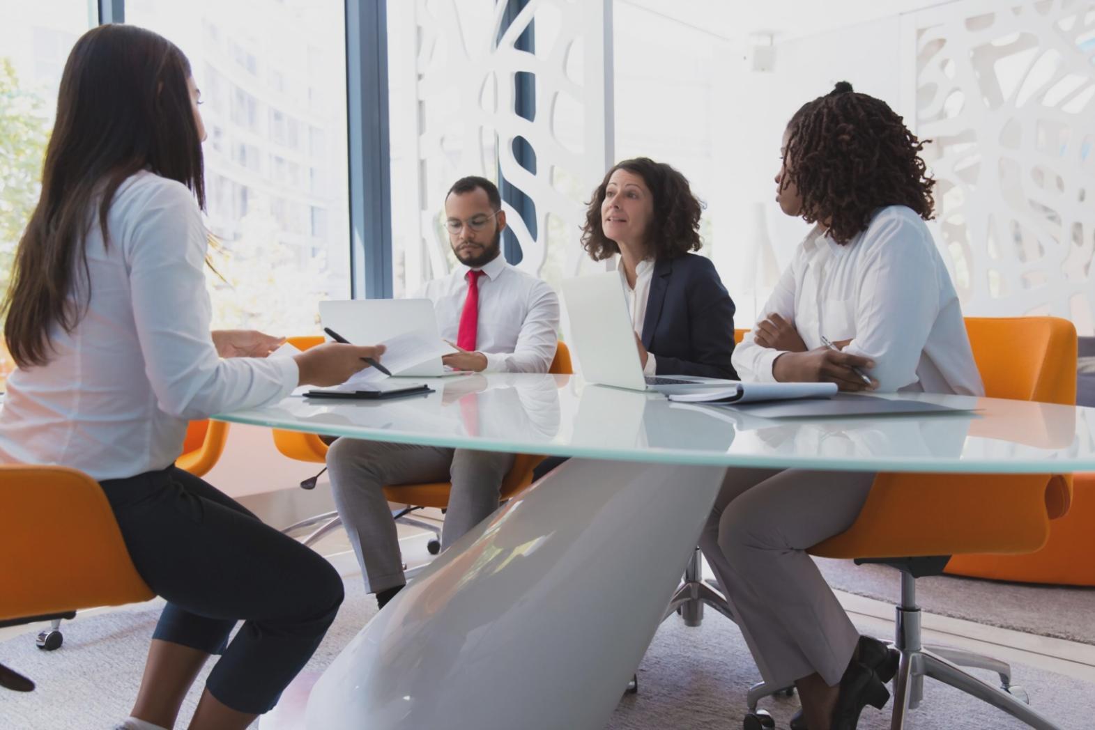 Equipo de análisis financiero terranoraent trabajando con datos de mercado