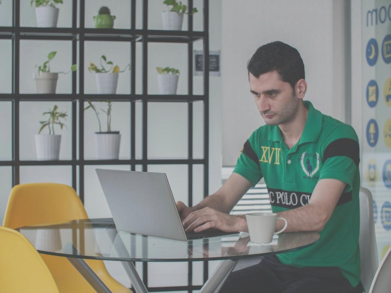 Profesionales analizando datos financieros en entorno colaborativo
