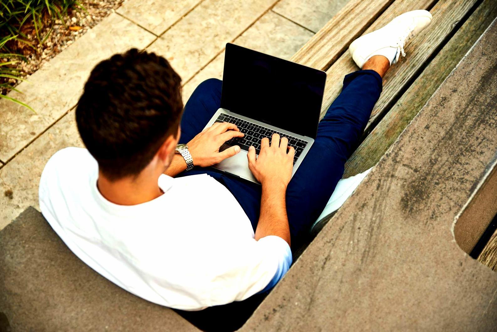Espacio de trabajo financiero moderno con herramientas digitales